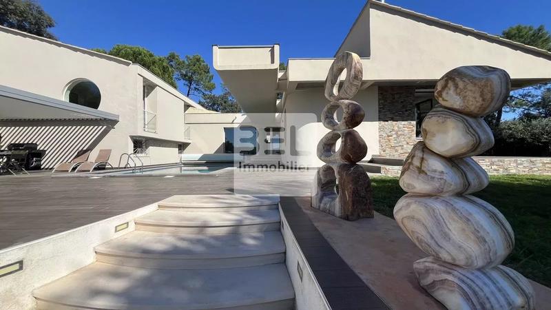 Villa - 258 m² - 8 pièces