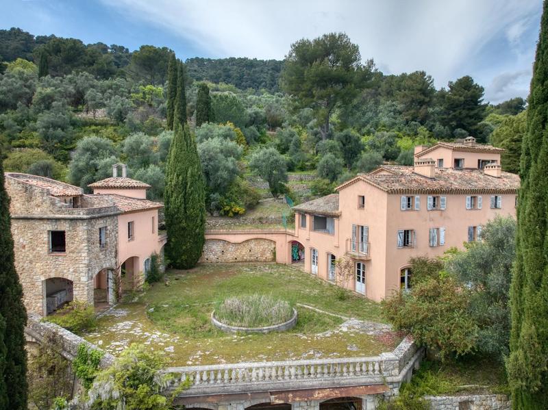 Propriété - 764 m² - 14 pièces