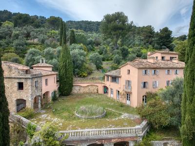 Propriété - 764 m² - 14 pièces