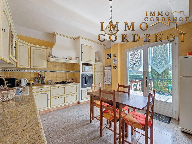 Maison traditionnelle - 237 m² - 9 pièces