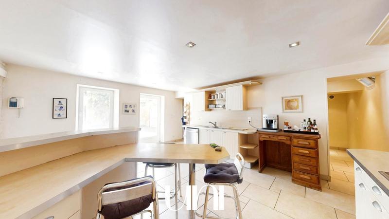 Maison - 250 m² - 6 pièces