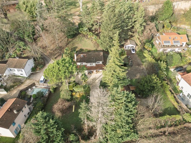 Maison - 230 m² - 8 pièces