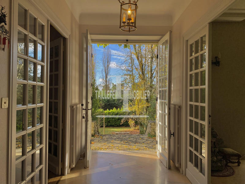 Maison traditionnelle - 300 m² - 9 pièces