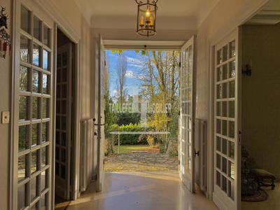 Maison traditionnelle - 300 m² - 9 pièces