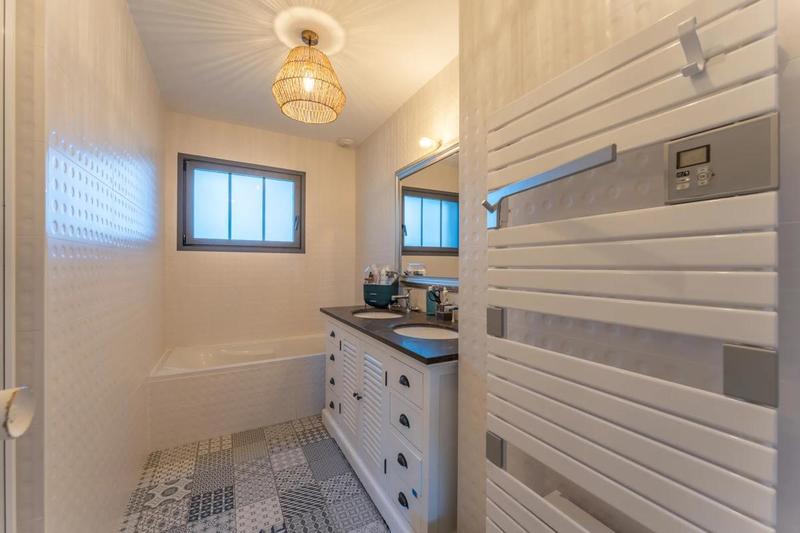 Propriété - 233 m² - 9 pièces