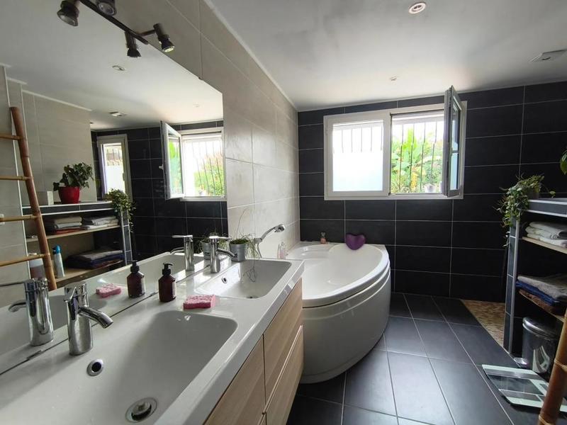 Propriété - 277 m² - 6 pièces