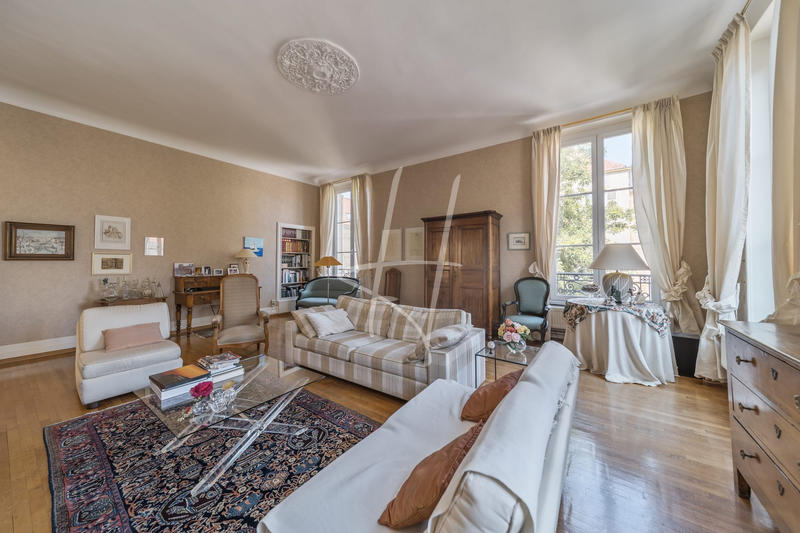 Appartement - 216 m² - 8 pièces