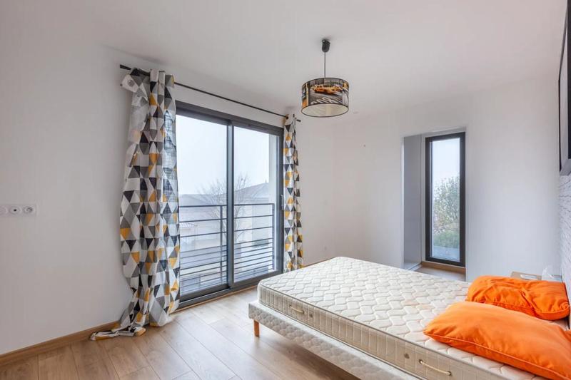 Maison - 246 m² - 8 pièces