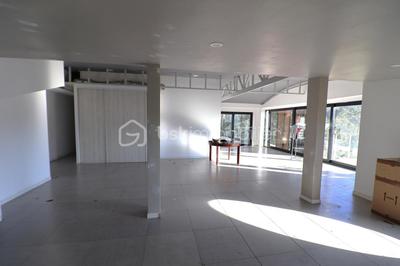 Maison - 260 m² - 9 pièces