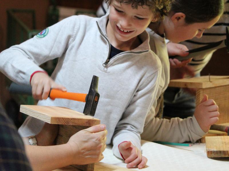 Construction d'une mangeoire à oiseaux  à Terres d'oiseaux