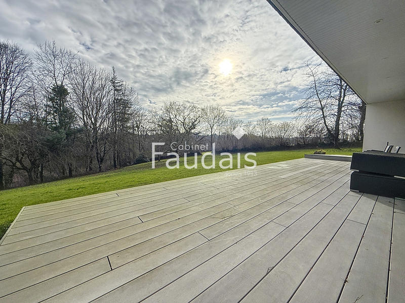 Maison - 275 m² - 9 pièces