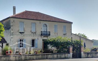 Maison - 330 m² - 6 pièces