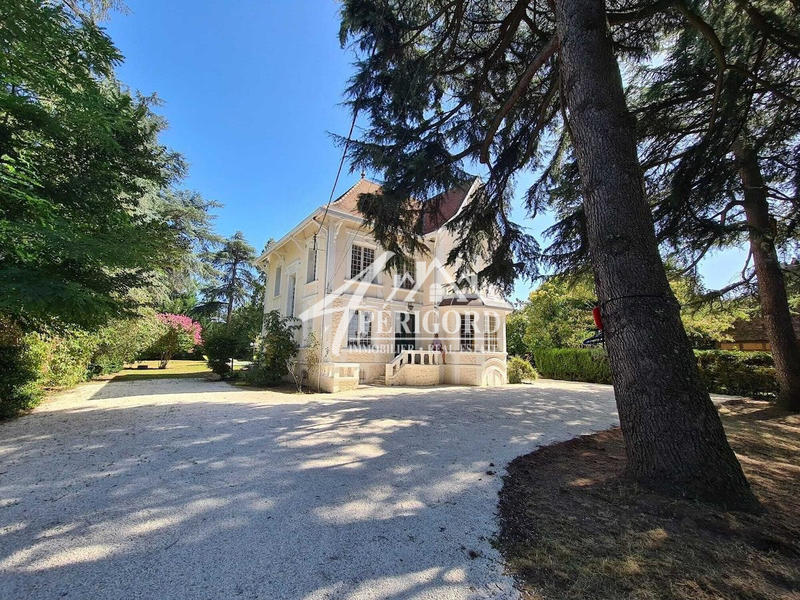 Maison - 250 m² - 10 pièces