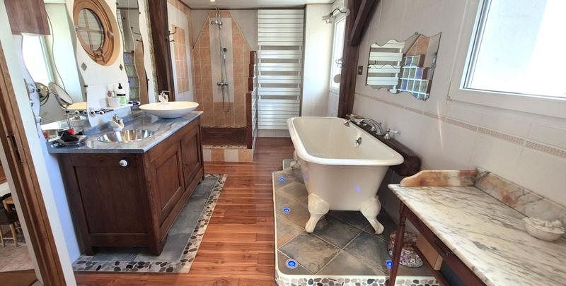 Propriété - 225 m² - 10 pièces