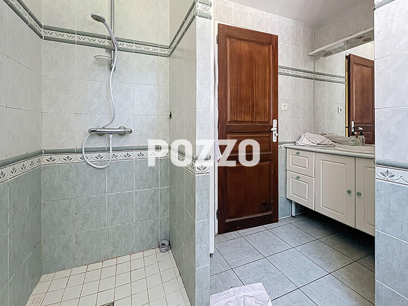 Maison - 202 m² - 8 pièces