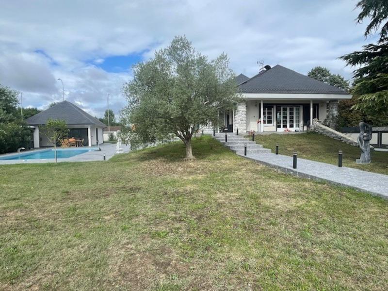 Maison - 300 m² - 12 pièces