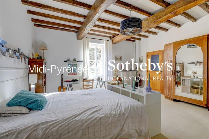 Maison - 440 m² - 12 pièces