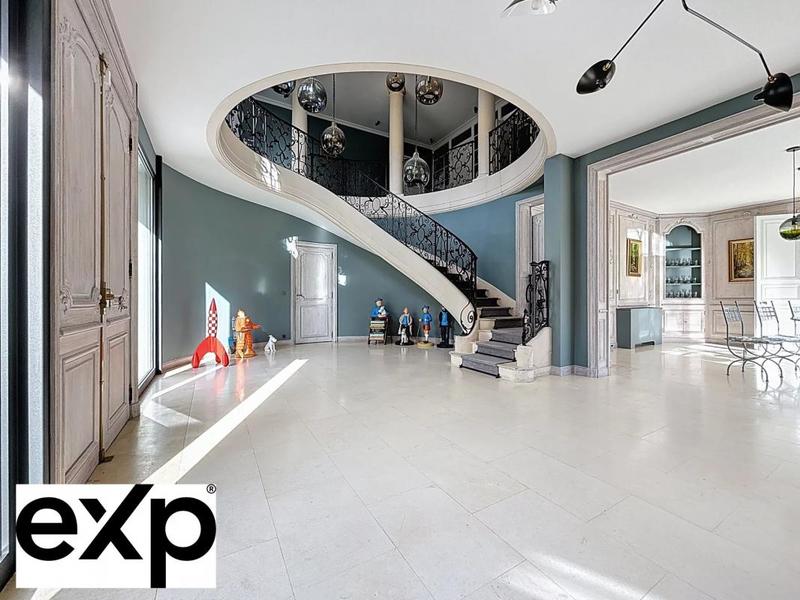 Propriété - 1 032 m² - 18 pièces