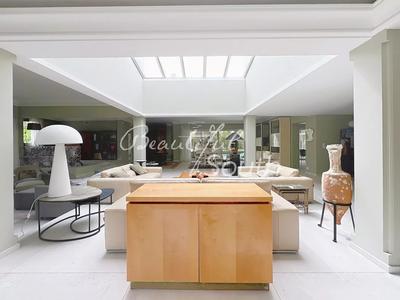 Villa - 300 m² - 7 pièces