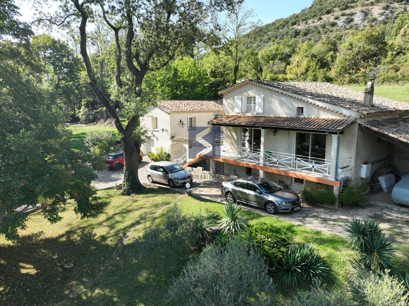 Propriété - 145 m² - 6 pièces