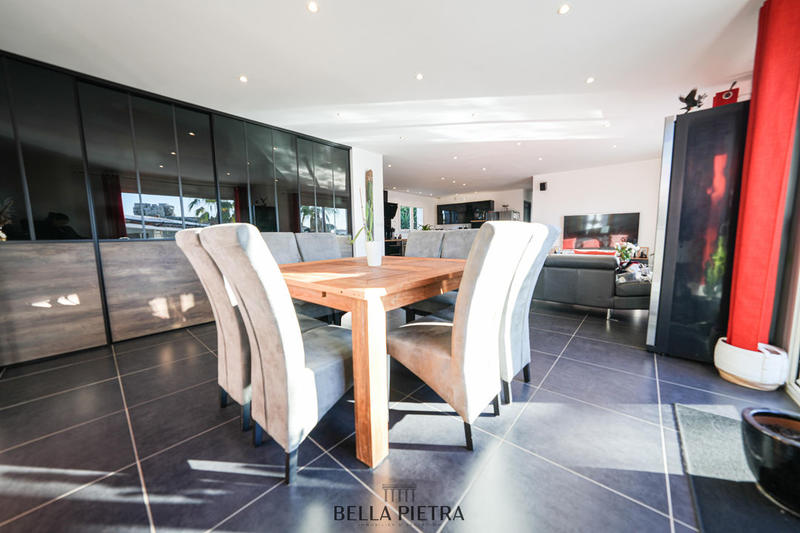 Maison - 203 m² - 7 pièces