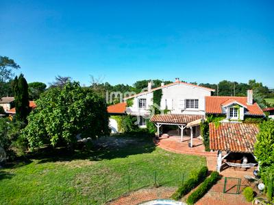 Propriété - 220 m² - 7 pièces