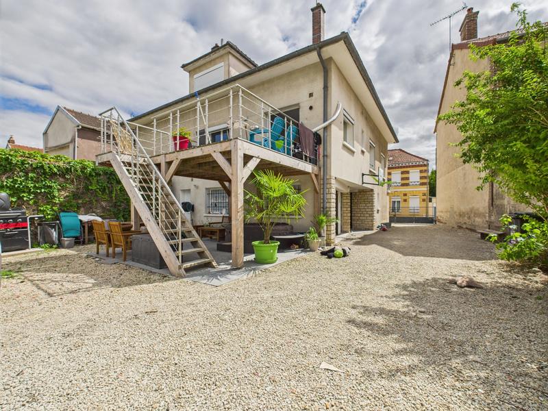 Maison - 235 m² - 7 pièces