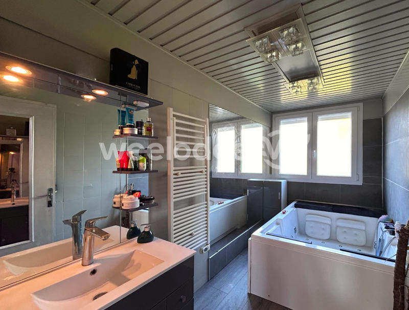 Maison - 180 m² - 9 pièces