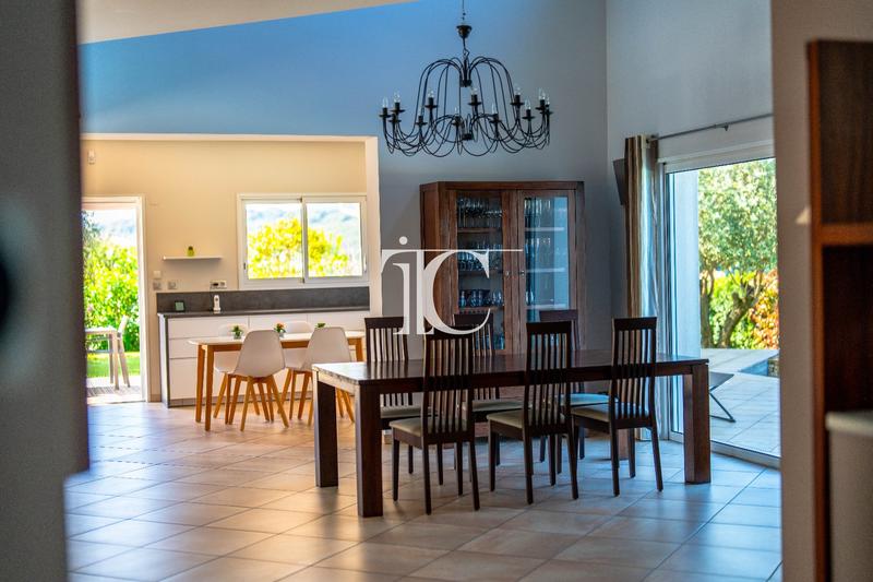 Maison - 260 m² - 6 pièces