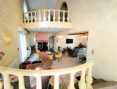 Maison traditionnelle - 219 m² - 7 pièces