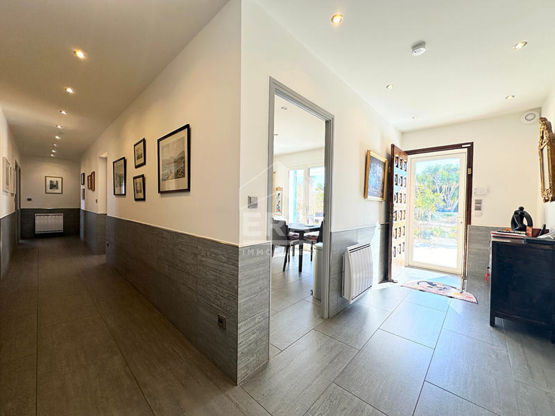 Maison - 270 m² - 9 pièces