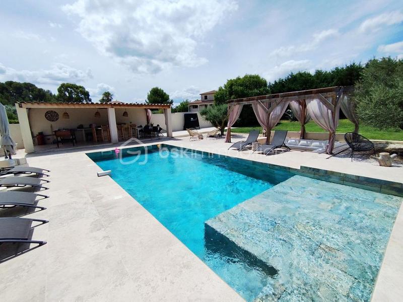 Villa - 219 m² - 8 pièces