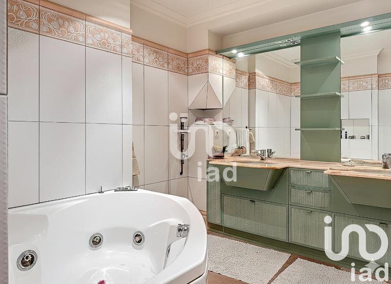 Maison - 241 m² - 10 pièces