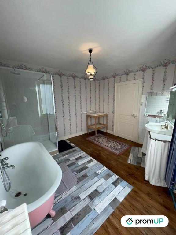 Maison - 270 m² - 10 pièces