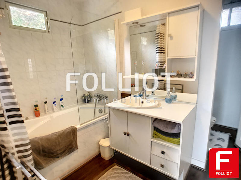 Maison - 250 m² - 8 pièces