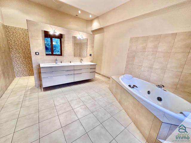 Propriété - 337 m² - 5 pièces