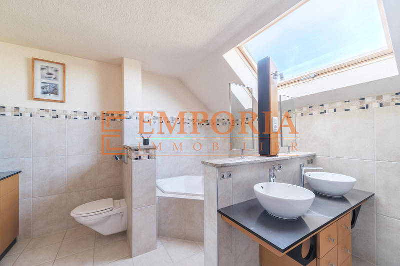 Maison - 220 m² - 6 pièces