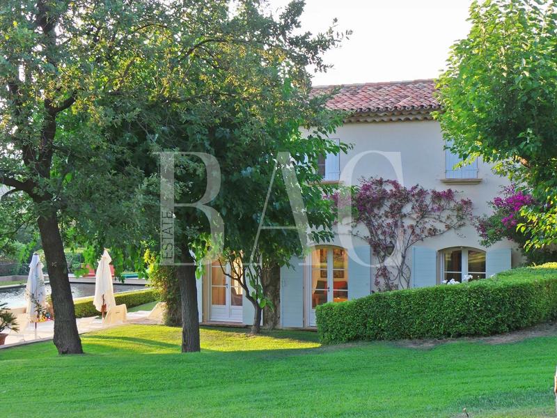 Propriété - 900 m² - 18 pièces