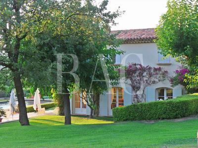 Propriété - 900 m² - 18 pièces