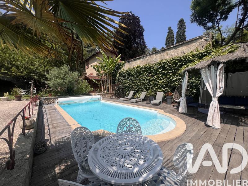 Maison - 252 m² - 12 pièces