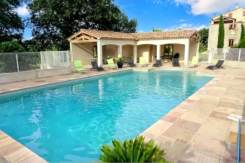 Propriété - 660 m² - 20 pièces