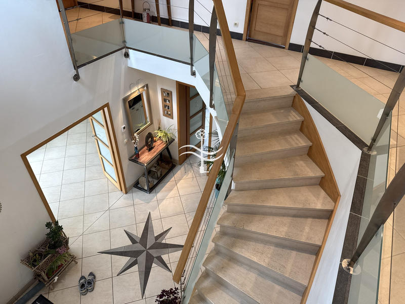 Maison - 215 m² - 6 pièces