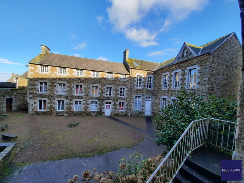 Maison - 2 260 m² - 65 pièces