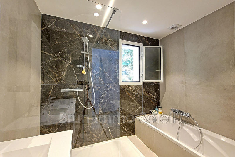 Propriété - 333 m² - 9 pièces