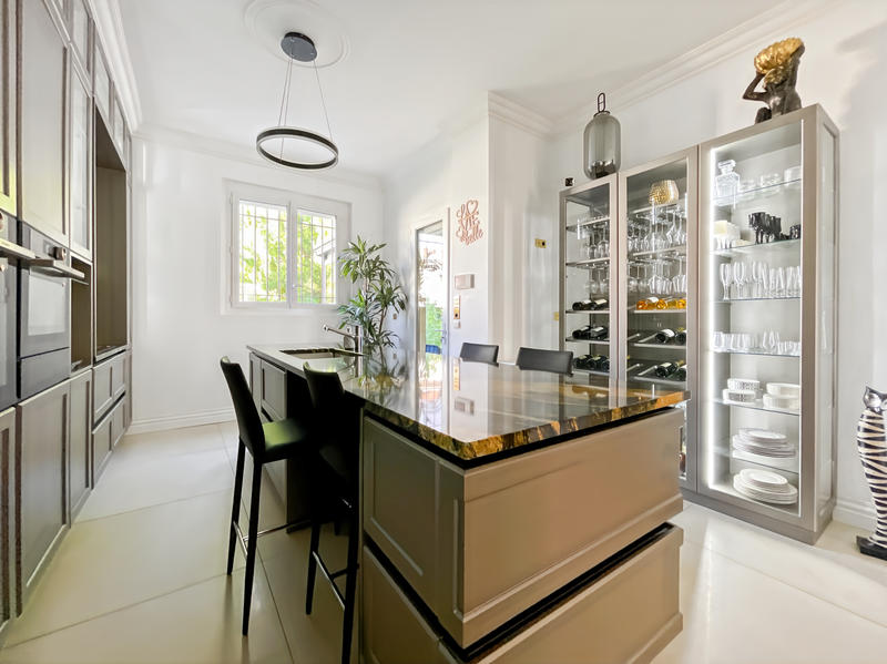 Maison - 215 m² - 8 pièces