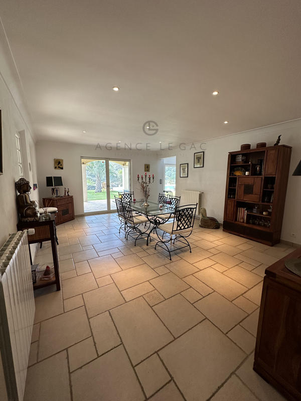 Maison - 250 m² - 6 pièces