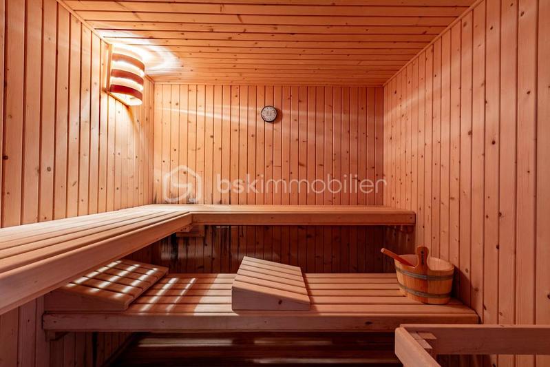 Propriété - 453 m² - 9 pièces