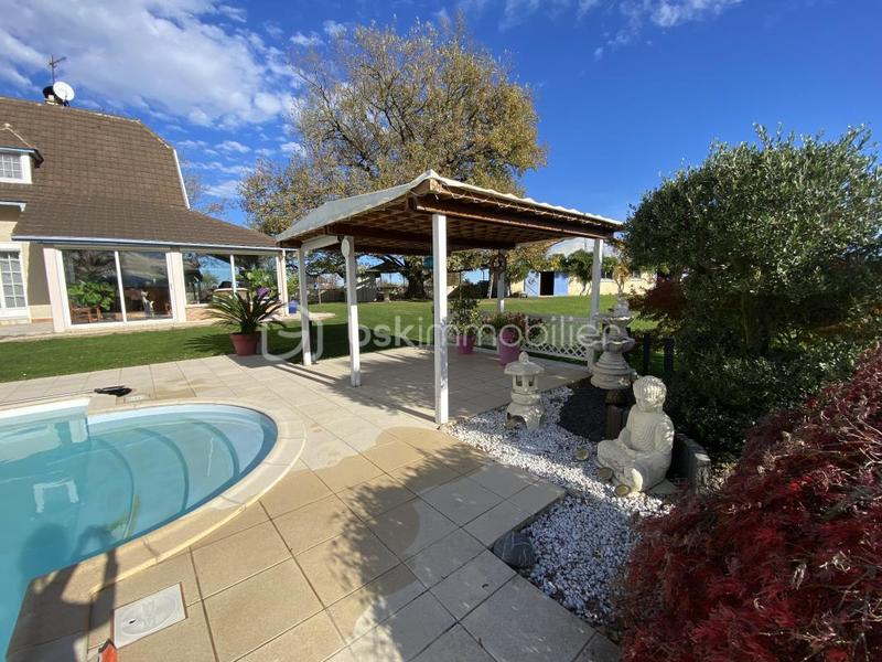 Maison traditionnelle - 305 m² - 7 pièces