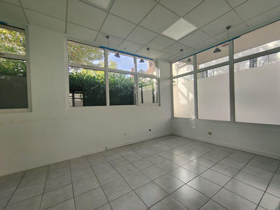 Local commercial - 87 m² - 6 pièces