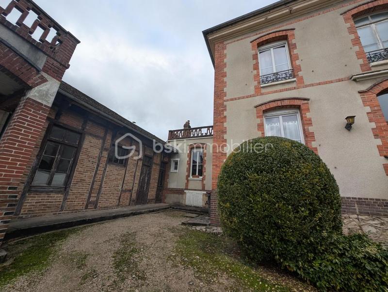 Demeure - 267 m² - 11 pièces